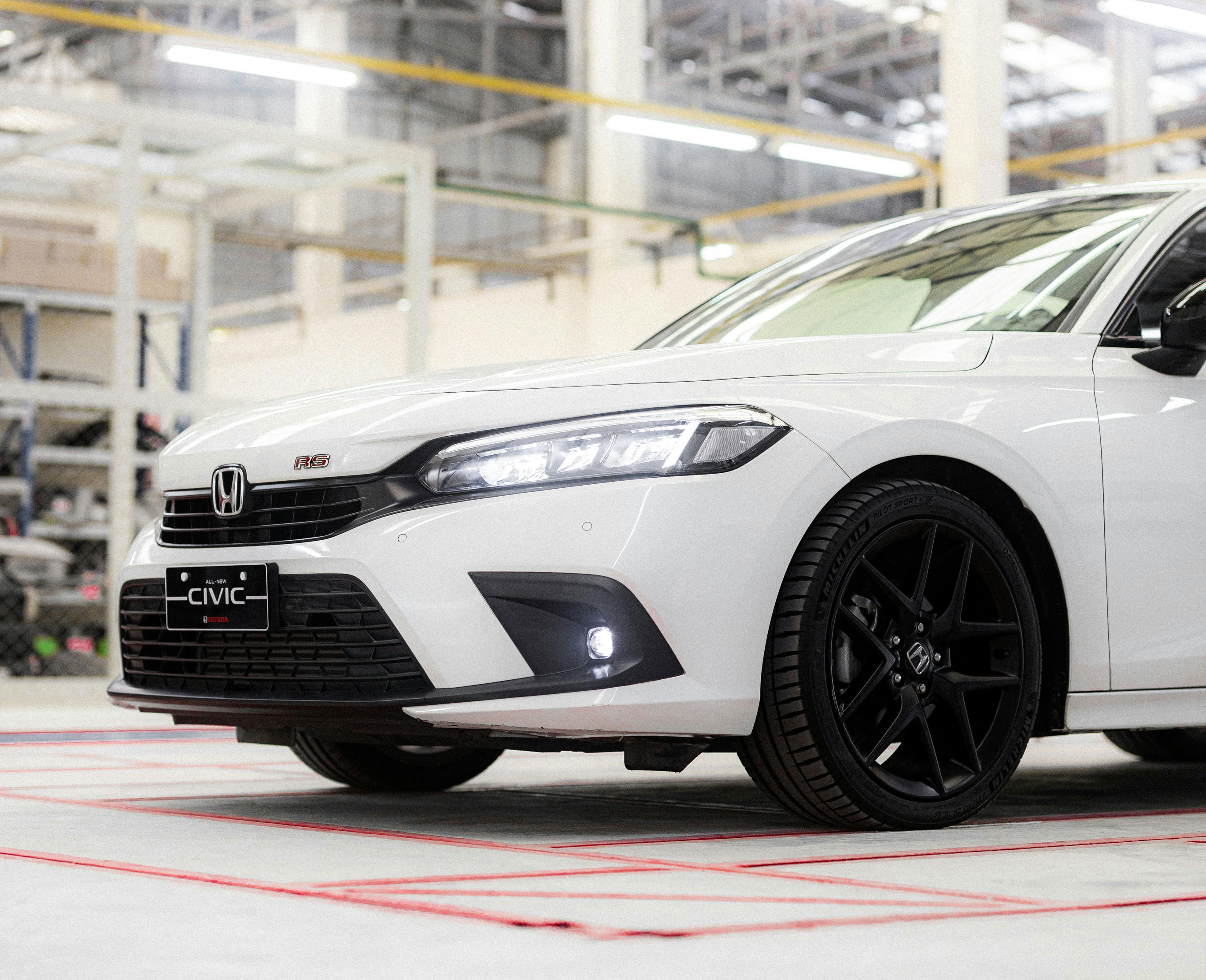 Automated assembly line producing hybrid vehicles in a smart factory